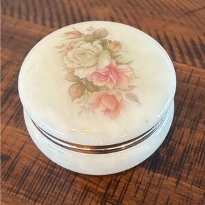 Alabaster Powder Box. Hand Carved in Italy.